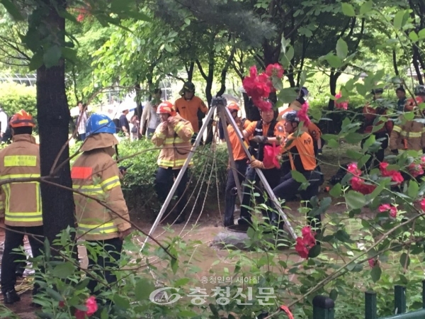 27일 대전 서구의 한 아파트 인근 맨홀에서 관로조사하던 인부들이 질식해 3명이 중경상을 입었다.(사진=독자 제공)
