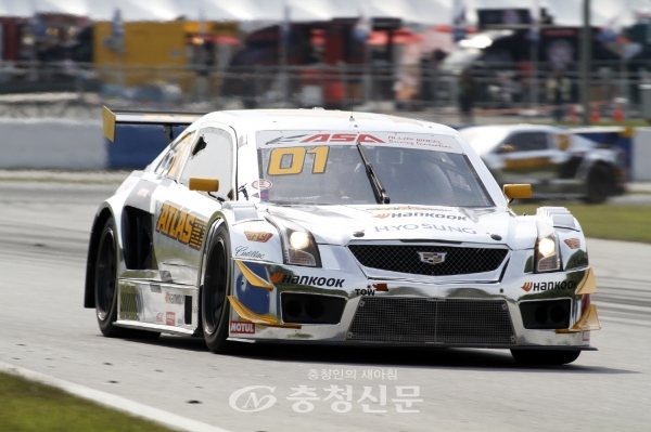 한국타이어앤테크놀로지가 후원하는 '아트라스비엑스 모터스포츠'의 김종겸 선수와 야나기다마사타카 선수가 '2019 CJ대한통운 슈퍼레이스 챔피언십 ASA 6000 클래스' 2라운드에서 1, 2위에 오르는 원투피니쉬를 기록하며 우승을 차지했다. (사진=한국타이어)