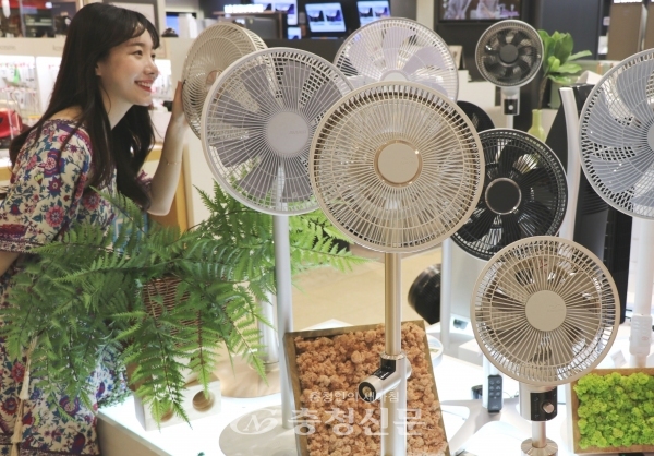 롯데백화점 대전점 직원이 린나이 매장에서 선풍기와 실내공기 순환을 위한 서큘레이터를 선보이고 있다 (사진=롯데쇼핑 제공)