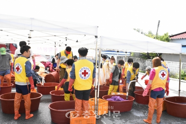 제천 아세아시멘트 적십자 봉사회가 송학면 입석 3리를 찾아 이불 세탁봉사를 펼쳤다. (사진=아세아 시멘트 제공)