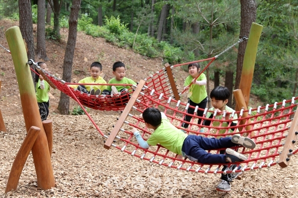 유아 힐링공간인 서산 부춘산 유아숲체험원이 공식 개장했다. 사진은 체험원에서 아이들이 체험활동을 하는 모습. (사진=서산시 제공)