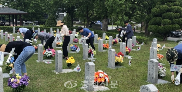 대전충남병무청 직원들이 순국선열 묘역에서 환경정화활동을 펼치고 있다. (사진=병무청 제공)
