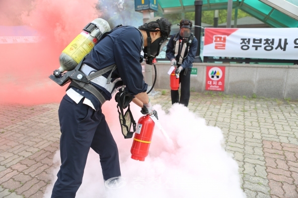 30일 대전도시철도공사와 서구청은 정부청사역에서 지하철 테러와 화재상황에 대비한 대응훈련을 합동으로 진행했다.(사진=대전도시철도 제공)