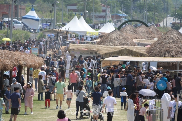 ‘인산인해’를 이룬 지난 5월 열린 공주 석장리 구석축제 현장 모습(사진=정영순 기자)