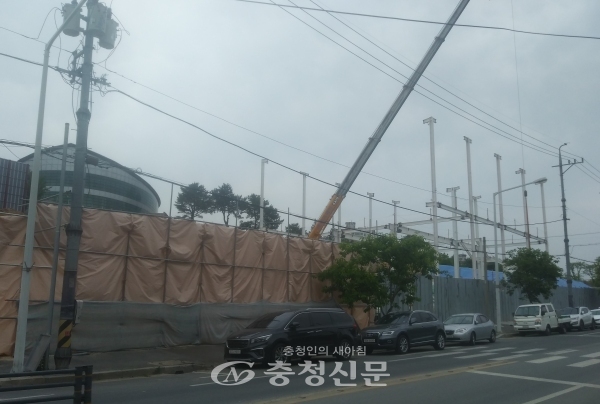 신흥동 3구역 모델하우스 건립을 위한 골조공사가 한창 진행 중이다. (사진=김용배 기자)