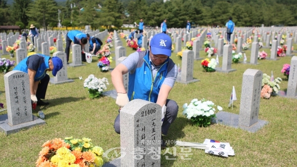 4일 대전도시철도가 국립현충원을 찾아 묘역가꾸기 봉사를 했다.(사진=대전도시철도 제공)