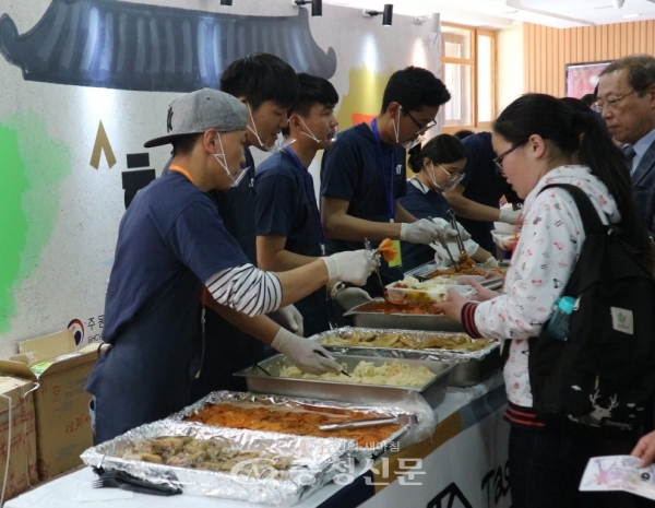 농림축산식품부와 한국농수산식품유통공사는 지난달 31일 몽골 울란바토르에서 올해로 2회째 맞이하는 '한국문화가 있는 날' 행사에 맞춰 현지인들을 대상으로 한 K-FOOD 시식행사를 개최했다고 7일 밝혔다. (사진=aT)