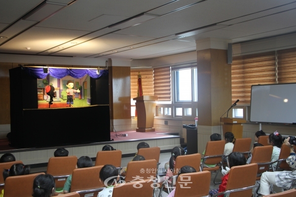 7일 증평소방서 대회의실에서 어린이 인형극이 펼쳐지고 있다. (사진=증평소방서 제공)
