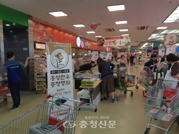 홍성한우 양재동 하나로마트 판매 모습. (사진=홍성군 제공)