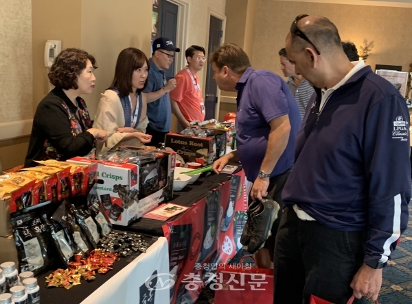 한국농수산식품유통공사는 미국 뉴저지주 스톡턴시뷰골프클럽에서 개최된 프로골프대회인 숍라이트 LPGA 클래식 참가선수와 관람 갤러리를 대상으로 한국 농식품을 홍보했다. (사진=aT)