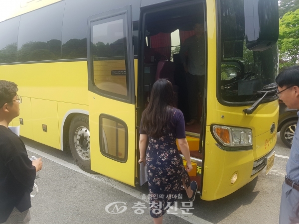 충남교육청이 지역에서 운용 중인 통학버스를 대상으로 안전 점검을 벌인다. 사진은 통학버스 점검 모습. (사진=충남교육청 제공)