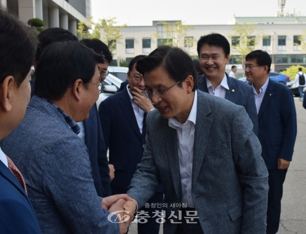 황교안(가운데) 자유한국당 대표가 충남대학교 산학협력단에 도착해 한국당 대전 당직자들과 악수를 나누고 있다. (사진=이성현 기자)