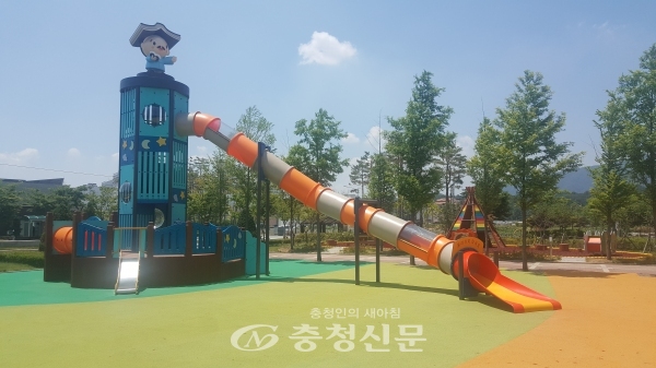 군에서 자체 디자인한 김득신캐릭터 조형물이 설치된 ‘송산공원’ 놀이시설 모습. (사진=김정기 기자)