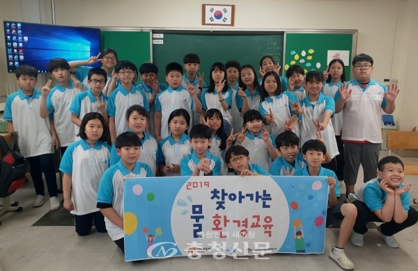 13일 광주 대촌중앙초등학교 학생들이 ‘찾아가는 물 환경교육’을 마치고 기념촬영을 하고 있다. (사진=오비맥주 제공)