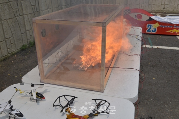 대전소방본부는 18일 화재 재현실험을 통해 리튬배터리가 과충전될 경우 온도상승과 함께 배터리가 팽창(스웰링)하는 현상이 나타나면서 폭발 및 화재가 발생하는 것을 직접 확인했다.(사진=대전시 제공)