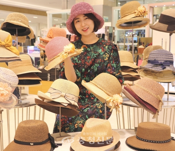 롯데백화점 대전점 1층 닥스 모자 매장에서 직원이 천연소재로 만든 다양한 스타일의 벙거지 모자를 선보이고 있다. (사진=롯데쇼핑 제공)