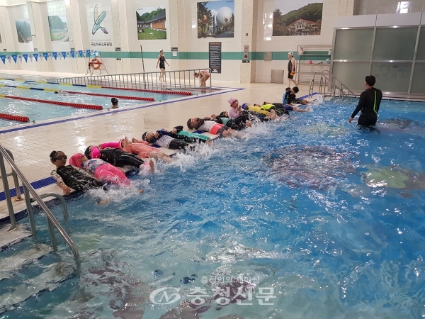 증평 삼보초 학생들이 생존 수영 교육 첫날인 10일 증평실내수영장에서 발차기 강습을 받고 있다. (사진=괴산증평교육지원청 제공)