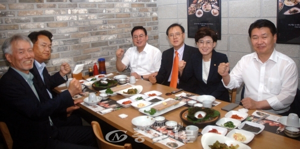 자유한국당 충청권 의원단은 19일 서울 여의도 한 식당에서 오찬 회동을 갖고 지역현안 대응과 관련해 의견을 나눴다.  (사진=최병준 기자)