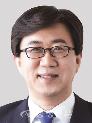'성추행 논란' 박찬근 대전 중구 의원이 구의회서 제명 됐다.