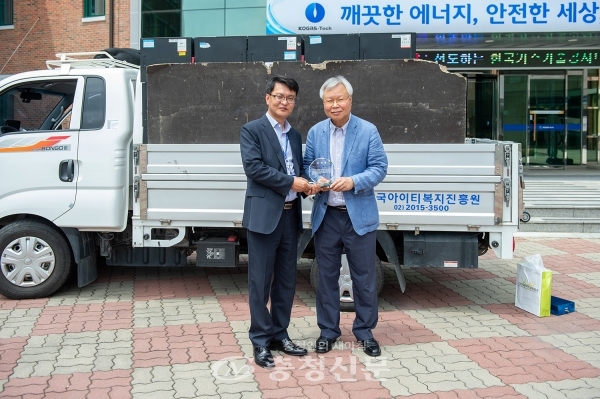 지난 21일 가스기술공사의 기영서 경영지원본부장(왼쪽)이 한국IT복지진흥원에 PC를 전달하고 감사패를 받고있다. (사진=한국가스기술공사 제공)