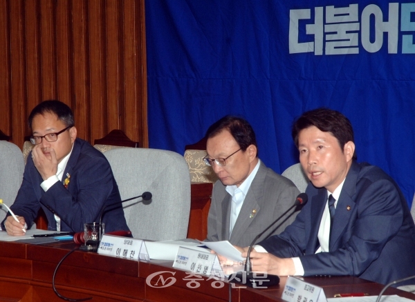 국회에서 26일 열린 더불어민주당 확대간부회의에서 이인영 원내대표가 발언하고 있다.(사진=최병준 기자)
