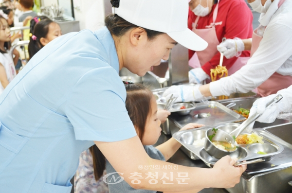 홍태화 영양교사가 어린이들의 급식을 지도하고 있다.