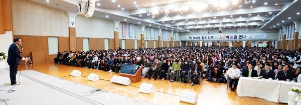 신천지 대전교회에 방문한 대전시민들이 세미나를 경청하고 있다. (사진=황천규 기자)