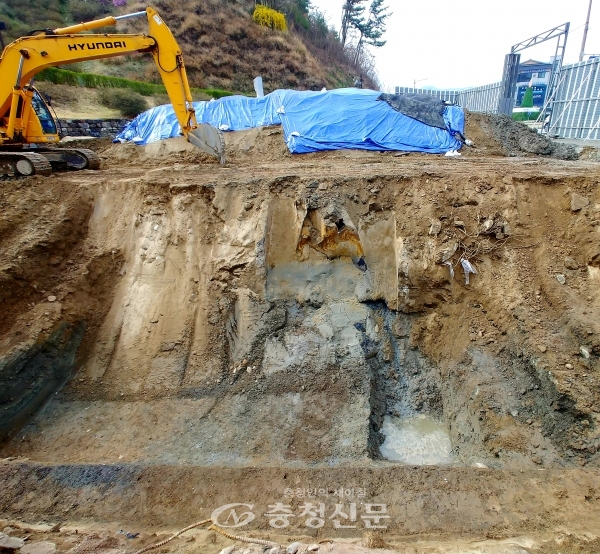 공산성 방문자센터 조성공사중 대형 기름탱크가 발견돼 굴삭기로 탱크를 제거한 뒤 일부 오염된 흙을 파낸 모습(사진=정영순 기자)
