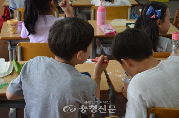 3일 학교비정규직연대회의가 총파업에 들어서 급식이 중단된 대전의 한 초등학교 학생들이 교실에서 도시락을 먹고 있다.(사진=이수진 기자)