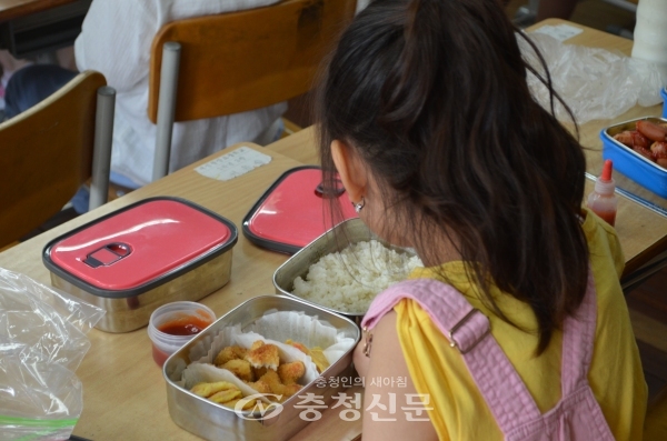 3일 학교비정규직연대회의 대규모 총파업이 시작한 첫날, 대전의 한 초등학교 교실에서 어린이가 도시락을 먹고 있다.(사진=이수진 기자)