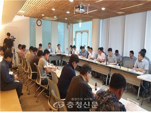 부여군은 지난 2일 백제보사업소(금강보관리단) 회의실에서 백제보 개방 민·관협의체 주민간담회를 개최했다. (사진=부여군 제공)