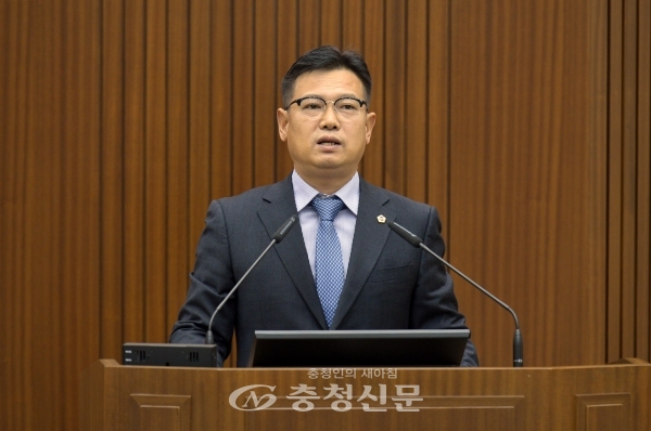 5분 자유발언을 하고 있는 세종시의회 김원식 의원.(사진= 세종시의회 제공)