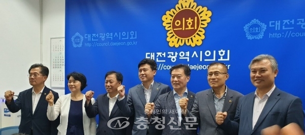 김종천 의장, 문성원 부의장을 비롯해 상임위 위원장들이 화이팅을 외치고 있다. (사진=이성현 기자)