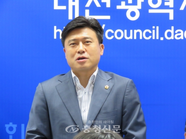 기자회견하는 김종천 대전시의회 의장. (사진=이성현 기자)