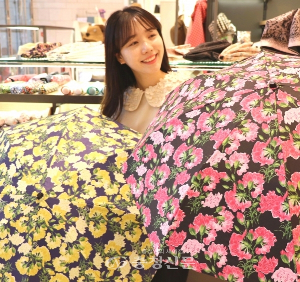 롯데백화점 대전점 1층 패션잡화 편집샵 자파즈 매장에서 뜨거운 자외선을 차단하고, 우산으로도 겸할 수 있는 양산을 선보이고 있다. (사진=롯데쇼핑 제공)