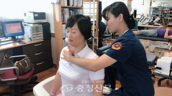 중국 웨이하이에서 온 의료관광객이 지난 2일 천안충무병원을 견학하고 물리치료를 받고 있다. (사진=천안시 제공)