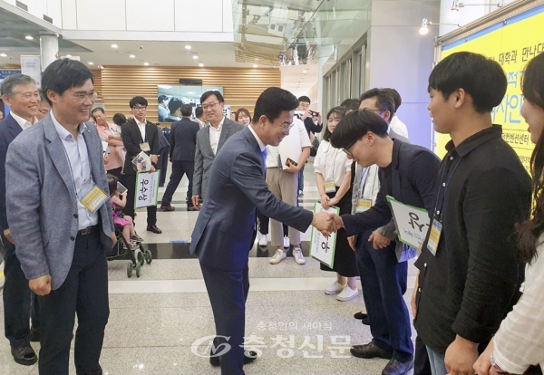 지난 5일 지역 대학교가 대전컨벤션센터에서 사회적경제 캡스톤디자인페어를 진행한 가운데 허태정 대전시장이 이들을 찾아 격려하고 있다.(사진=충남대 제공)