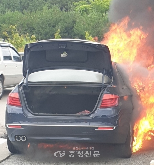 10일 오전 유성JC인근에서 고속도로를 달리던 BMW 차량에서 불이 났다. (사진=독자 제공)