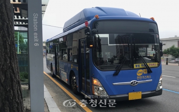 대전의 한 정류장에 버스가 정차하고 있다.(사진=한유영 기자)