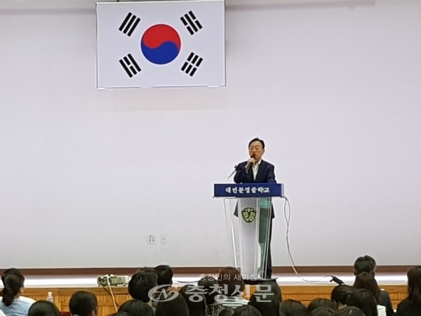 설동호 대전교육감이 11일 대전문정중학교를 방문해 축사를 하고 있다. (사진=박진형 기자)