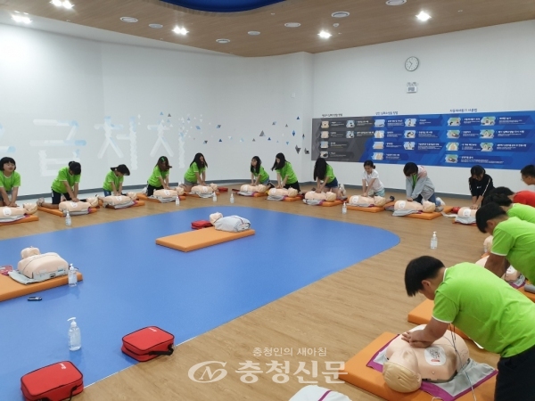 제천 장락초등학교 어울림봉사단 회원들이 제천 안전체험관에서 심폐소생술 체험을 하고 있다. (사진= 제천 장락초등학교 제공)