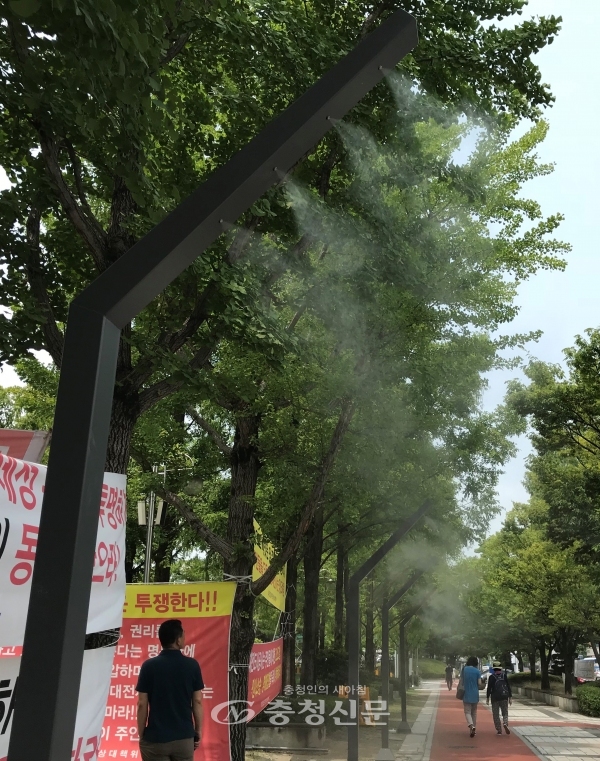 대전시청 앞에 설치된 물안개분사장치(쿨링포그).(사진=한유영 기자)