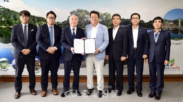 제천시와 한국의약진흥원 관계자들이 업무협약을 체결하고 기념촬영을 했다. (사진=제천시 제공)