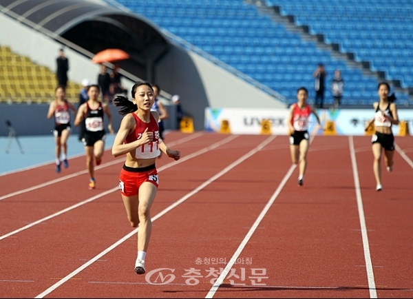 양예빈 선수가 지난 5월 열린 익산전국소년체육대회에서 400m 종목을 1위로 들어오고 있다.(사진=대한육상연맹 제공)