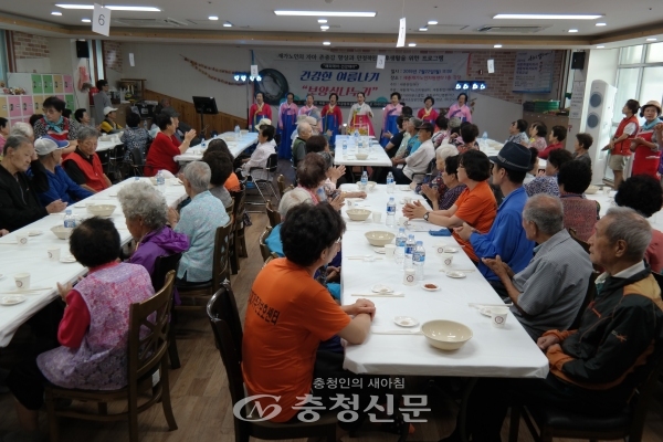 건강한 여름나기 보양식나누기 행사가 22일 세종재가노인지원센터에서 진행돼 어르신 132명에게 보양식을 제공했다.(사진= 세종재가노인지원센터 제공)