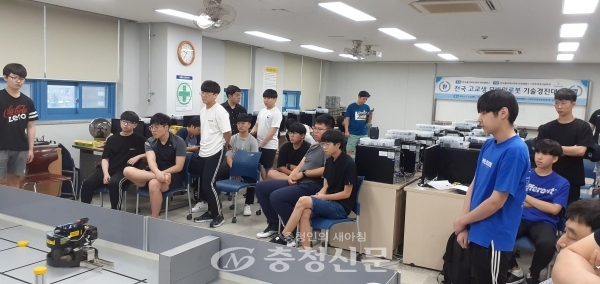 한국폴리텍IV대학 대전캠퍼스가 최근 개최한 제6회 전국 고교생 모바일로봇 기술경진대회에 학생들이 참여하고 있다.(사진=한국폴리텍대 제공)