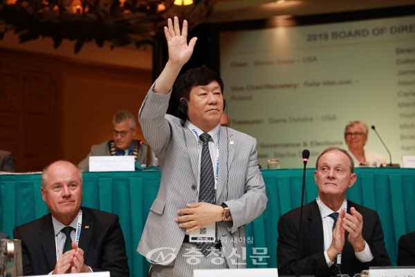지난달 28일 김윤식 회장(가운데)이 바하마 나소에서 열린 2019 세계신협협의회 총회에서 이사로 재선됐다. (사진=신협중앙회 제공)
