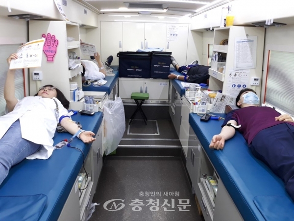지난달 31일 근로복지공단 대전병원 직원들이 별관 주차장에서 열린 생명나눔 헌혈행사에 참여해 헌혈을 하고있다. (사진=적십자 대전세종충남혈액원 제공)
