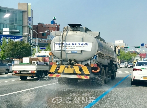 무더위가 기승을 부린 5일 낮 대전의 한 주요 도로에서 살수차가 운행되고 있다.(사진=한유영 기자)