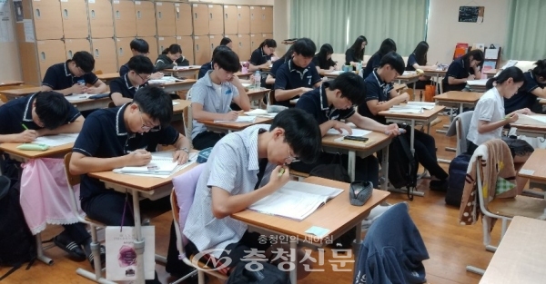 6일 대전노은고 3학년 학생들이 자율학습을 하고 있다.(사진=이수진 기자)